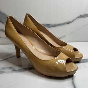 Via Spiga Neutral Patent Leather Peep Toe Pumps Sz 8.5 Closet Staple Classic